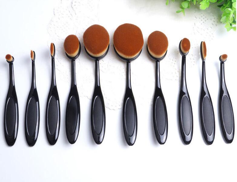 Which one is better – oval makeup brush vs regular brushes