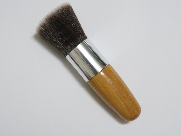 kabuki brush with a long handle