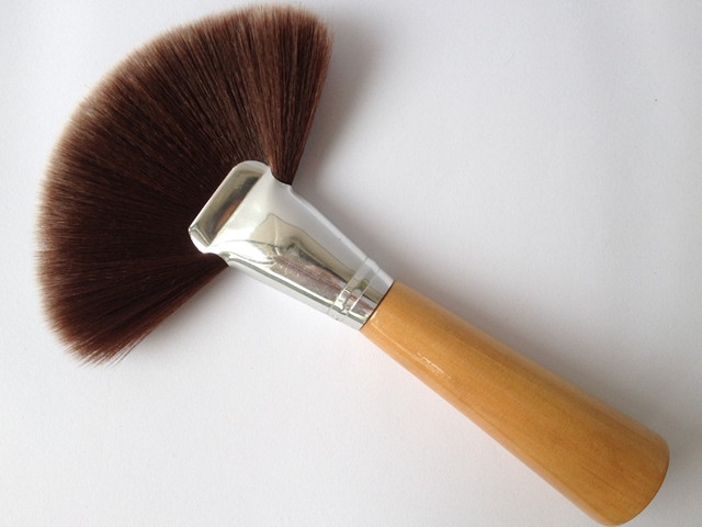 fan brush with a wooden handle wholesale 